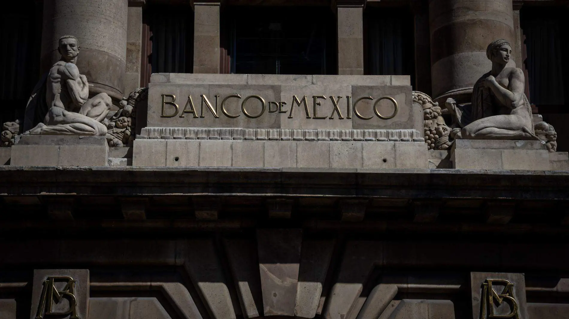 Banxico reconoce riesgos por aumentar la tasa de interés